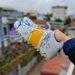 ảnh chụp màn hình giày bóng đá cỏ tự nhiên