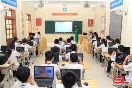 ảnh chụp màn hình một lớp có 25 học sinh chơi bóng đá
