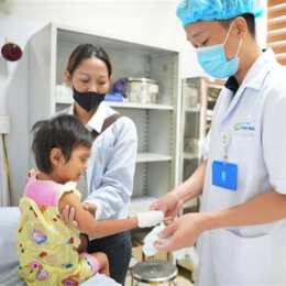 bé bị bỏng dạ