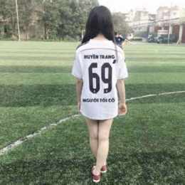 che mặt con gái mặc áo đá bóng