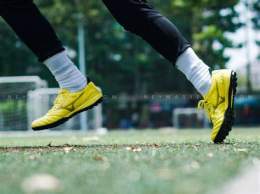 hướng dẫn sử dụng giày đá bóng nên đi chật hay rộng