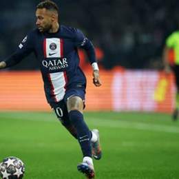 neymar đá bóng
