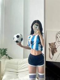 tính năng nổi bật che mặt con gái mặc áo đá bóng
